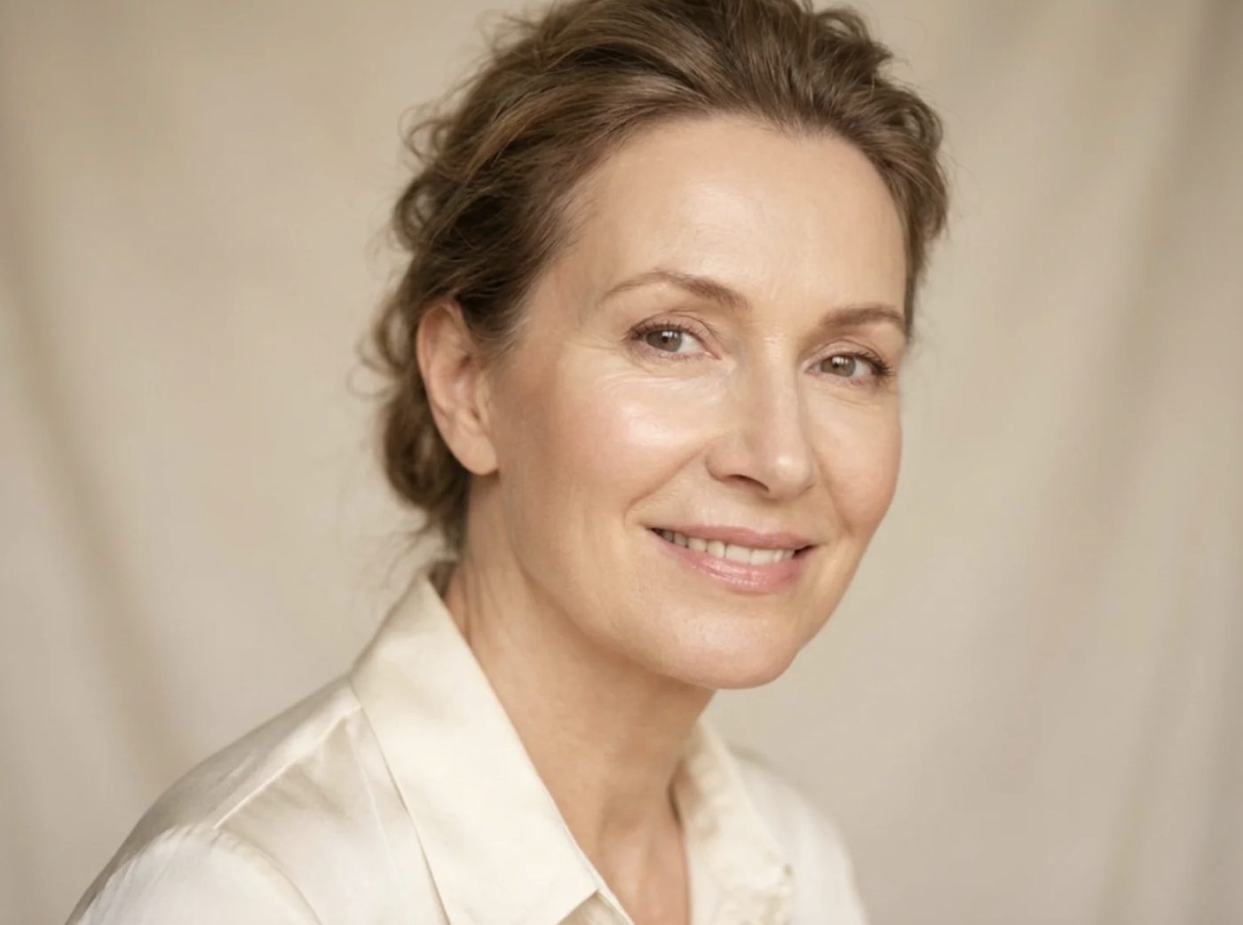 Donna sorridente in camicia chiara